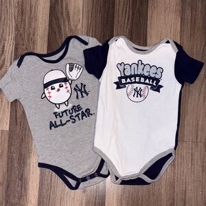 Set of 2 Yankees Onesies 24 months